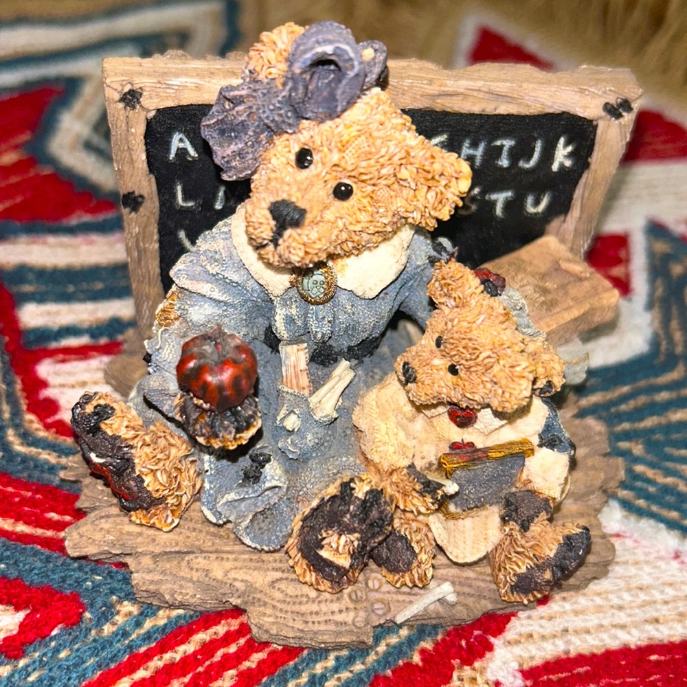 VINTAGE Boyds Bears & Friends MISS BRUIN & BAILEY…THE LESSON Style#2259
TEACHER